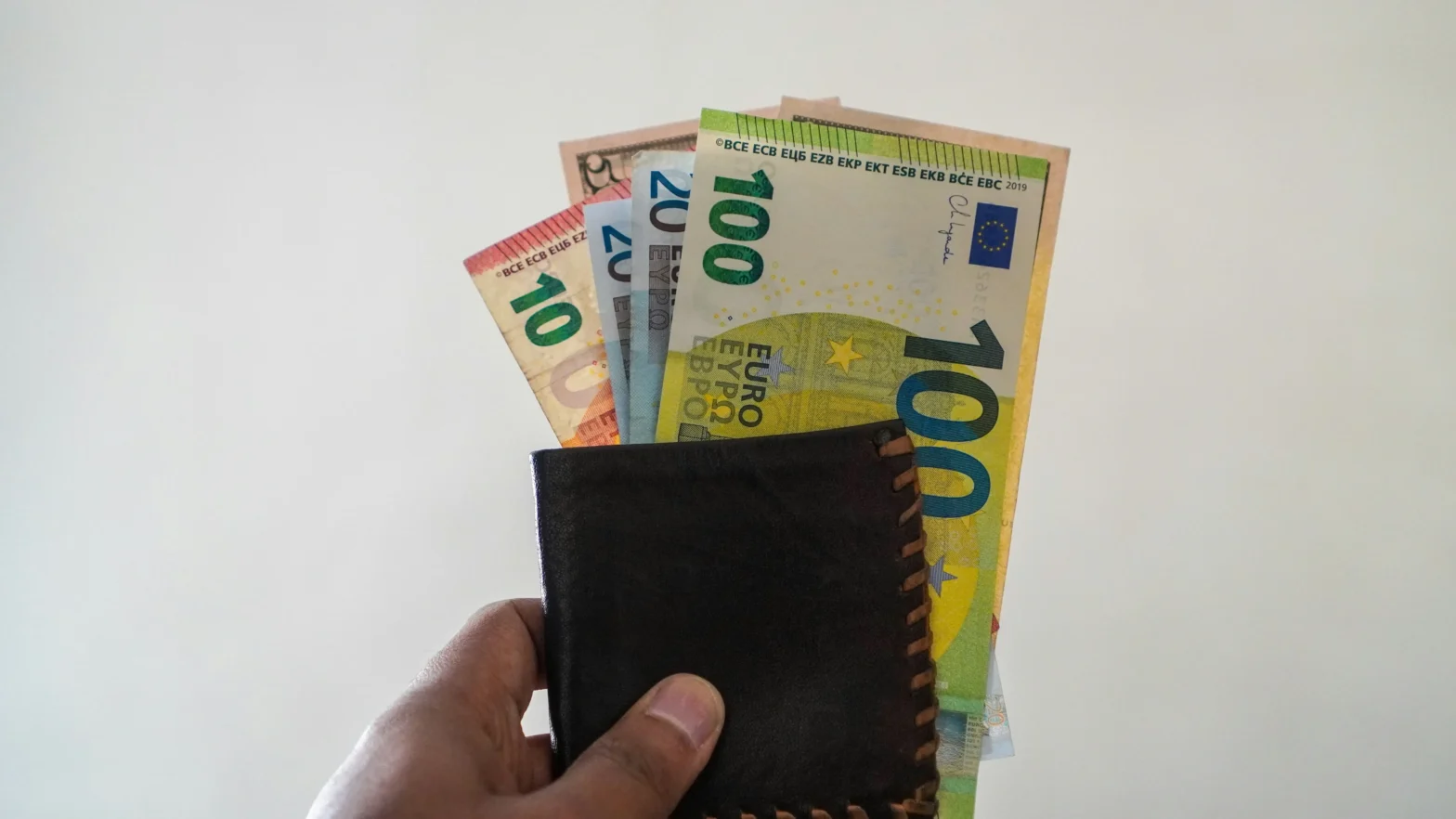 Simple Tips to Keep Your Money Safe When Moving Money Internationally